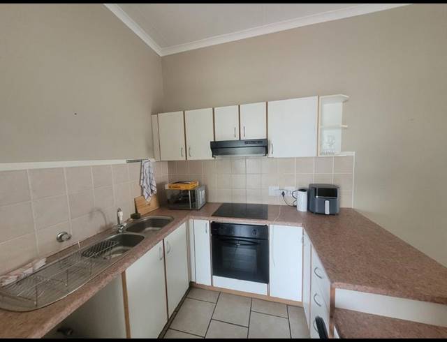 2 BEDROOM TOWNHOUSE FOR SALE IN LAWRENCE ROCKS